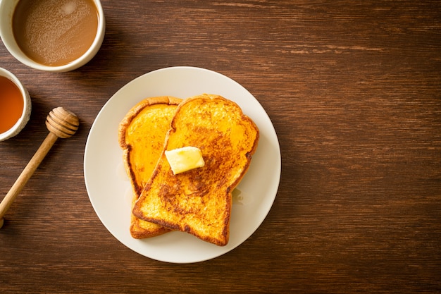 Pain doré au beurre et au miel pour le petit déjeuner