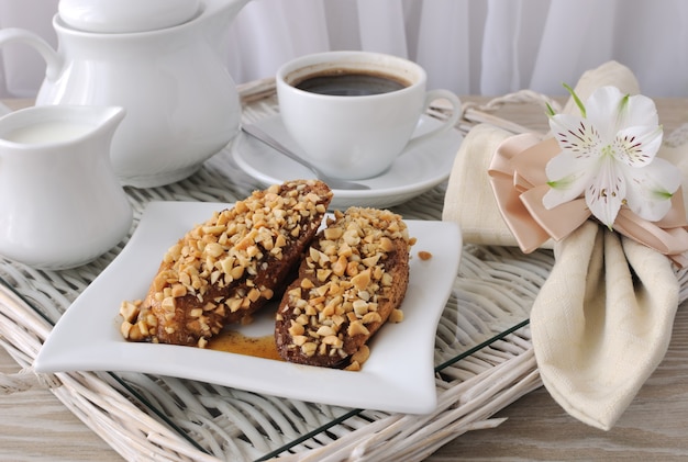 Pain doré aux noix et cannelle et une tasse de café