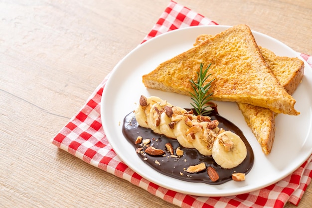 Pain doré avec banane chocolat et amandes pour le petit déjeuner