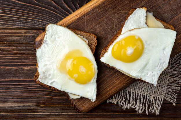 Pain Avec Du Fromage Et Des œufs Sur Fond De Bois Foncé.