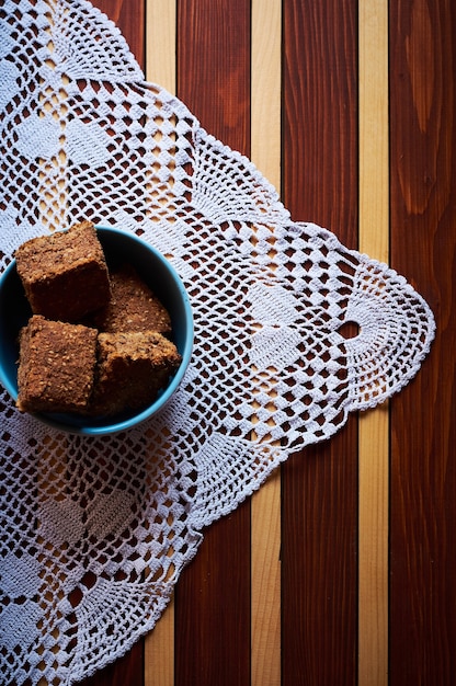 Pain à l'épeautre à grains entiers dans un bol sur la table du dîner