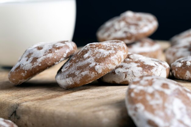 Pain d'épice au sucre glacé sur une planche à découper