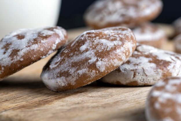 Pain d'épice au sucre glacé sur une planche à découper