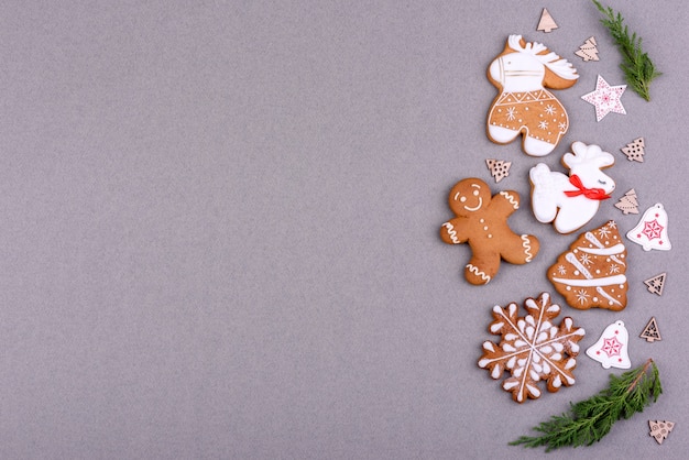 Pain d'épice de fête de Noël fait à la maison sur un fond de couleur