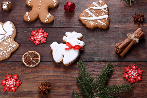 Pain d'épice de fête de Noël fait à la maison sur une table sombre