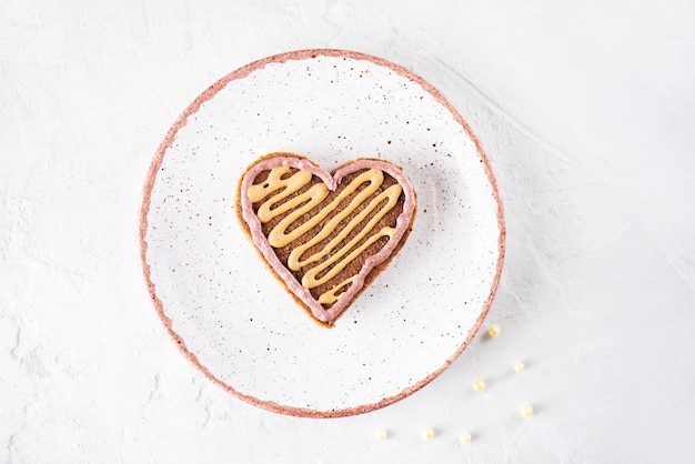 Pain d'épice en forme de coeur sur une assiette Alimentation saine sans gluten ni lactose