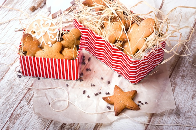 Pain d'épice et gingerman en forme d'étoile. Biscuits maison. Petit déjeuner de style rustique.