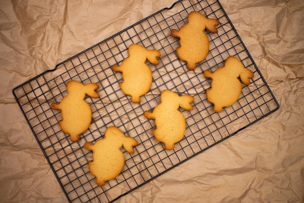 Pain d'épice de lapins de Pâques fraîchement cuit sur la table