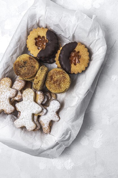 Pain d'épice maison à la cannelle et biscuits au chocolat sur blanc