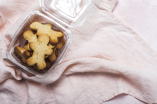 Pain d'épice maison, cannelle et biscuits au chocolat sur fond rose d'en haut. Mise à plat