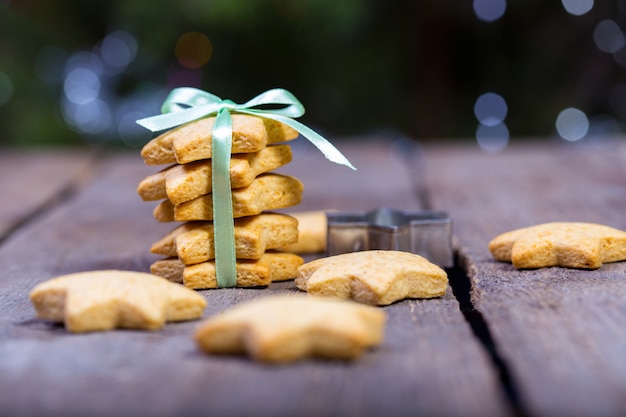 Pain d'épice de Noël au fond en bois