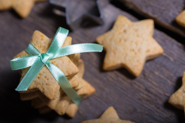 Pain d'épice de Noël au fond en bois