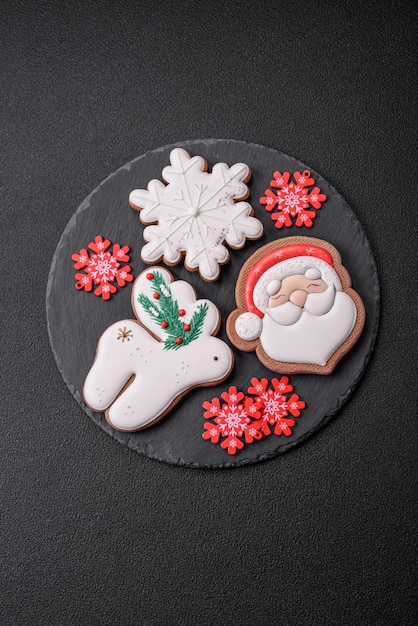 Pain d'épice de Noël Délicieux biscuits de pain d'épice au miel, gingembre et cannelle Composition d'hiver