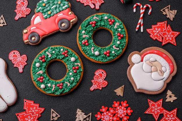 Pain d'épice de Noël Délicieux biscuits de pain d'épice au miel, gingembre et cannelle Composition d'hiver