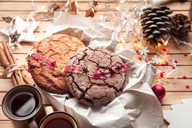 Pain d'épice de Noël avec deux cafés