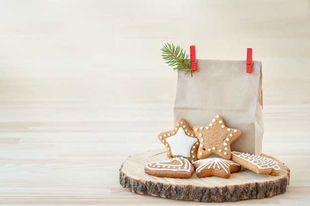 Pain d'épice de Noël emballé sur fond de bois