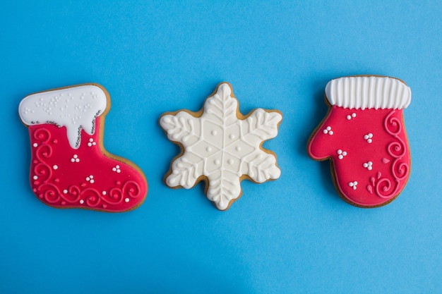 Pain d'épice de Noël sur fond bleu