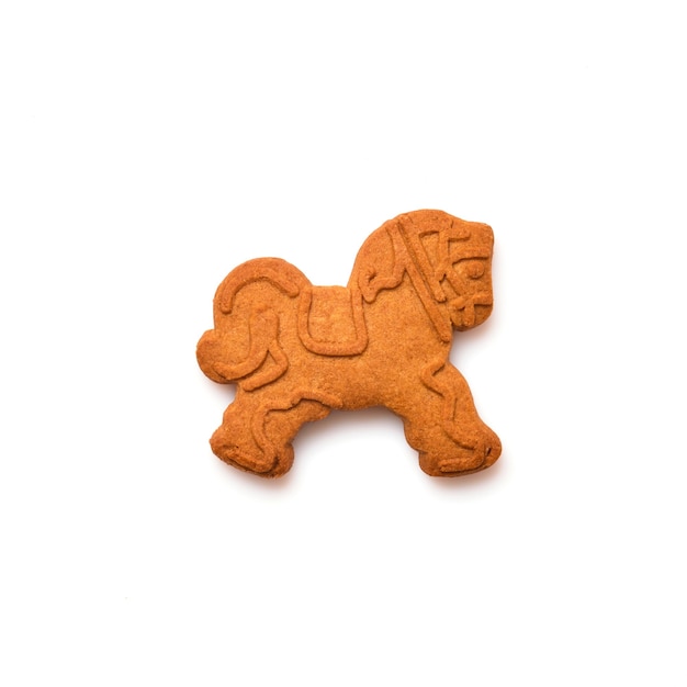 Pain d'épice de nouvel an ou biscuits en forme de cheval jouet isolés sur blanc.