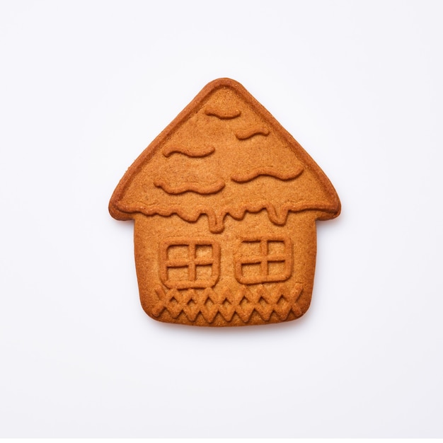 Pain d'épice de nouvel an ou biscuits en forme de petite maison isolés sur fond blanc. Image carrée. Vue de dessus.