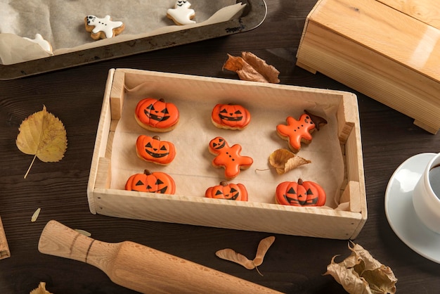 Pain d'épice orange en forme de citrouille Bonbons d'Halloween se trouvent dans un plateau en bois Biscuit savoureux sur la table Vue de dessus