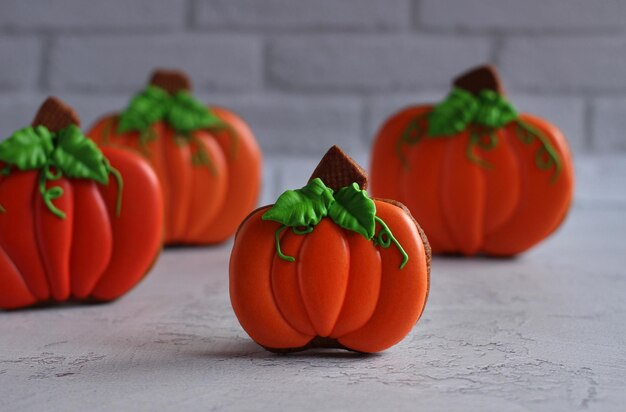 Pain d'épice peint à la main sous forme de citrouilles sur fond clair