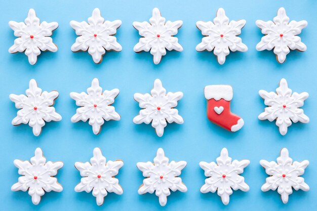 Photo pain d'épice sous forme de flocons de neige sur fond bleu