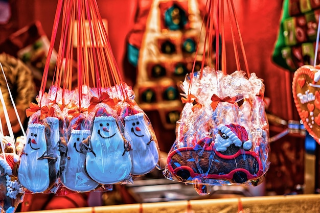 Pain d'épice sucré au marché de Noël nocturne à Gendarmenmarkt en hiver Berlin, Allemagne. Décoration de la Foire de l'Avent et stands d'objets artisanaux sur le bazar.