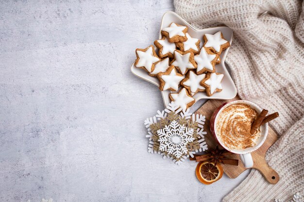 Pain d'épice avec tasse de chocolat chaud et canne en bonbon de Noël.