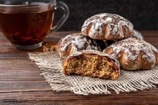 Pain d'épice traditionnel russe sur une table en bois