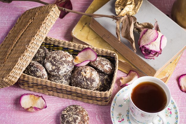 Pain d'épice, un vieux livre, une tasse de café et une saveur sèche