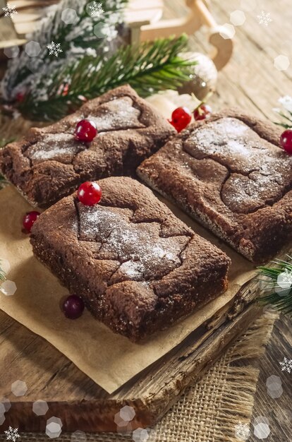 Pain d'épices de Noël au chocolat avec l'empreinte d'un arbre, d'une étoile et d'une botte. cuisson maison