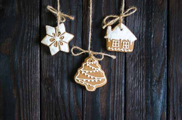 Pain d'épices de Noël de différents types sur un fond en bois noir et blanc