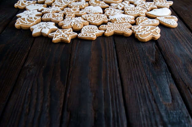 Pain d'épices de Noël de différents types sur un fond en bois noir et blanc