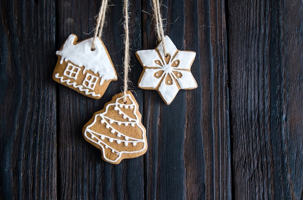 Pain d'épices de Noël de différents types sur un fond en bois noir et blanc