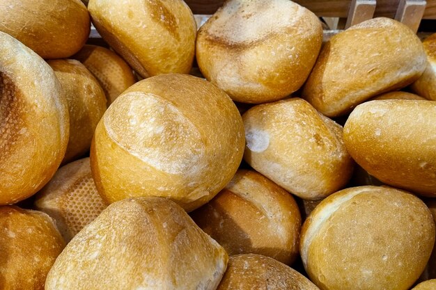 Pain exposé dans une boulangerie.