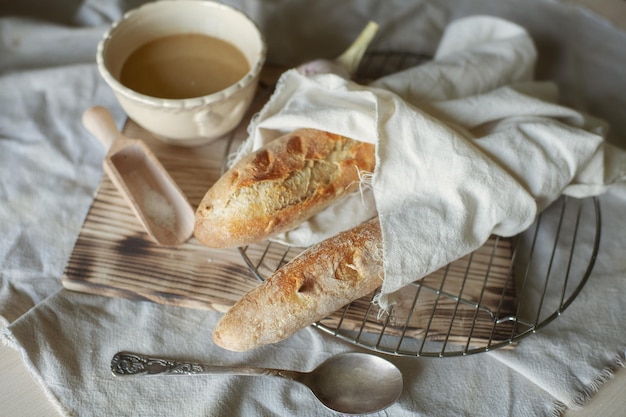 pain fait main baguette fraîche dans un style rustique