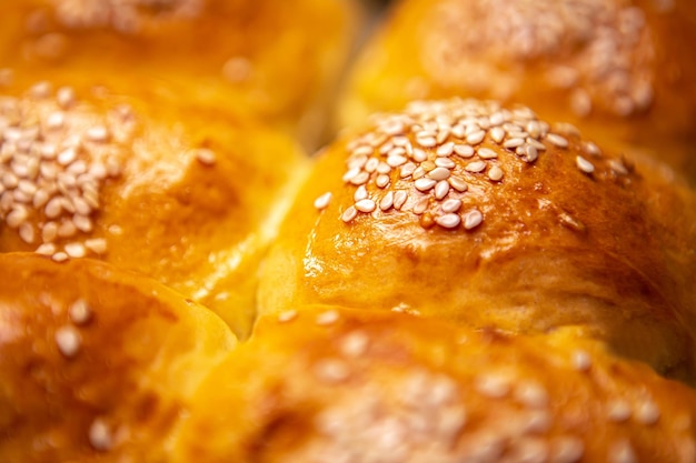 Pain fait maison avec des graines dans la casserole