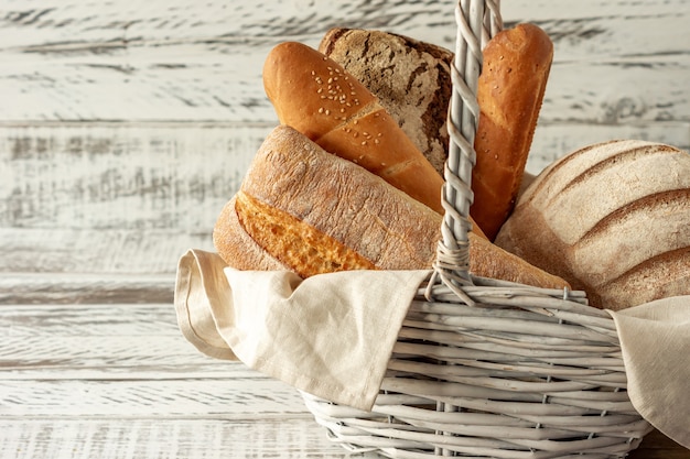 Pain fait maison sur un marché artisanal traditionnel.