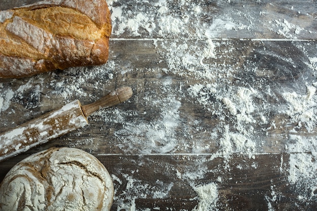 Pain et farine sur un espace de copie de fond en bois rustique