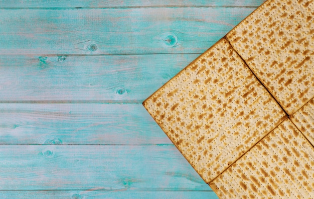 Photo pain de fête juive de matzoh famille juive célébrant la pâque