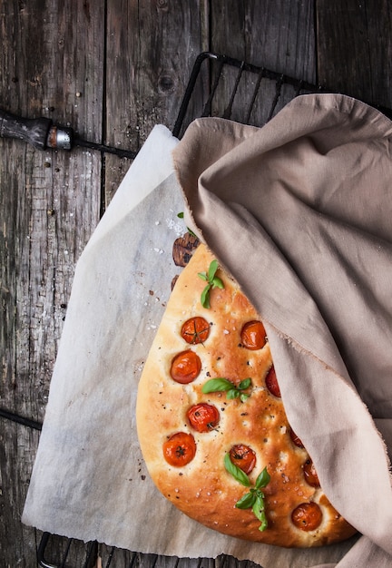 Pain focaccia italien aux tomates