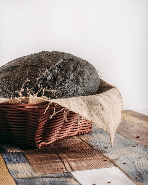 pain sur un fond en bois