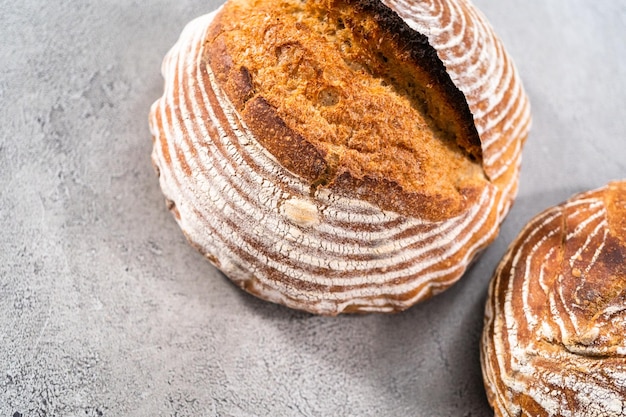 Pain fraîchement cuit d'un pain au levain de blé avec des marques de panier à pain