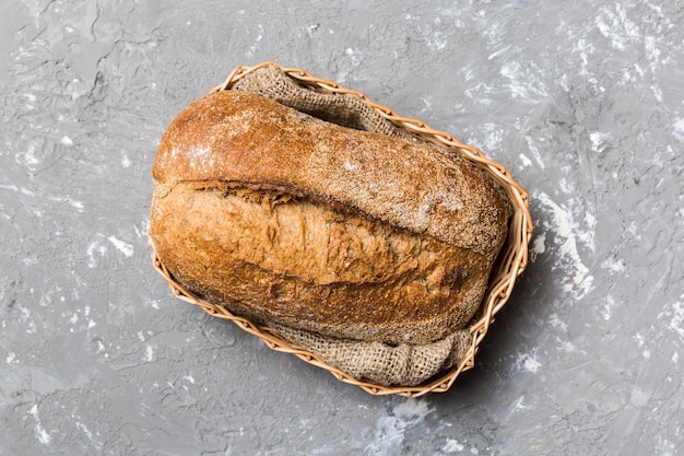 Pain fraîchement cuit sur le panier sur fond naturel vue de dessus espace de copie de pain