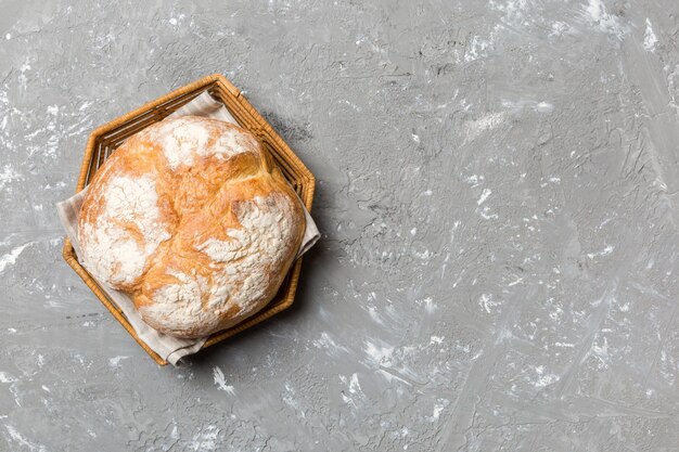 Pain fraîchement cuit sur le panier sur fond naturel vue de dessus espace de copie de pain