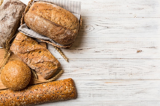 Pain fraîchement cuit sur le panier sur fond naturel vue de dessus espace de copie de pain