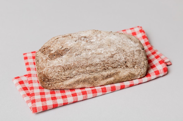 Pain fraîchement cuit avec une serviette sur la vue de dessus de table rustique Pain de pain blanc sain isolé