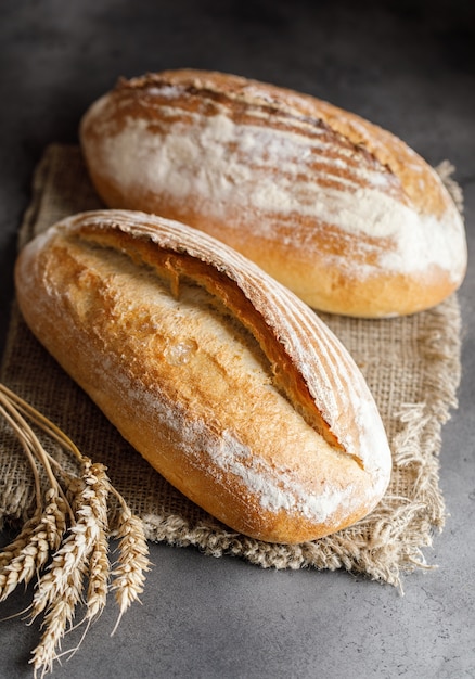 Pain fraîchement sorti du four. Pain maison au levain