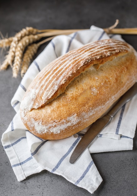 Pain fraîchement sorti du four. Pain maison au levain