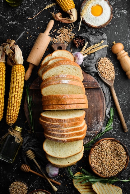 Pain frais et blé sur l'ancienne table de cuisine Cuisson à partir de seigle et de farine Vue de dessus Style rustique